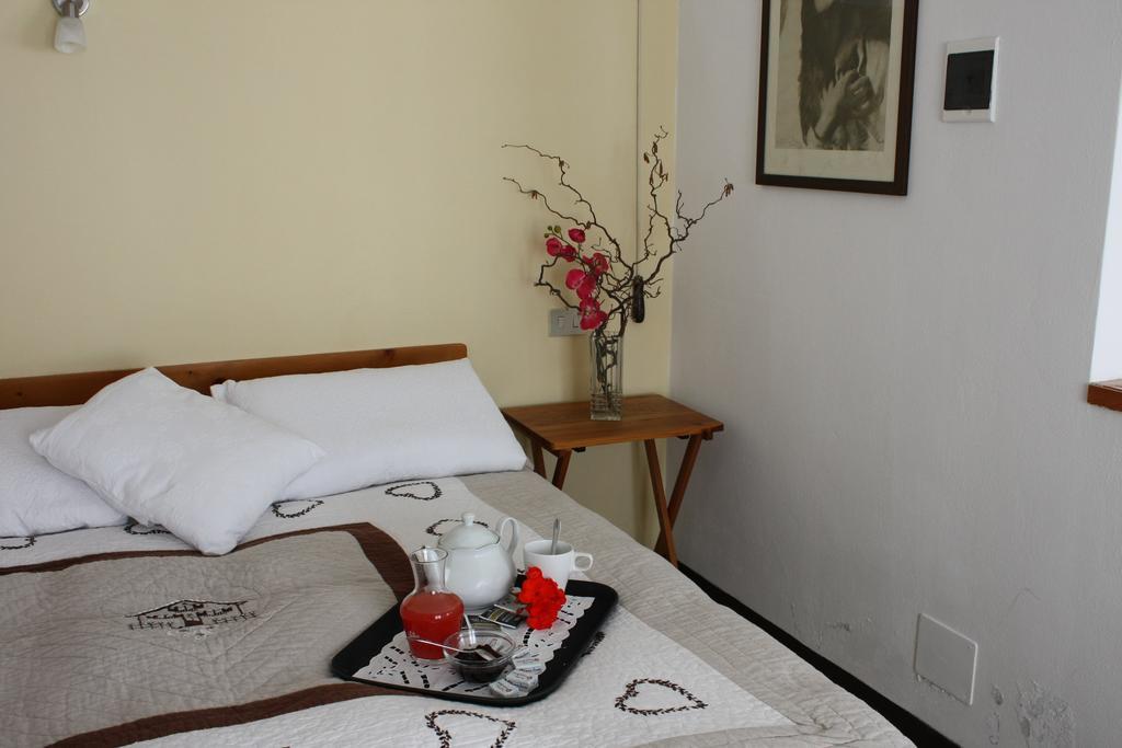 Fattoria Del Pino Bed and Breakfast Orta San Giulio Habitación foto